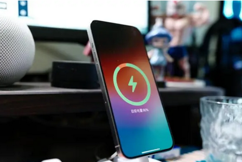 天桥苹果15换屏服务分享用什么充电器给iPhone15充电更好 
